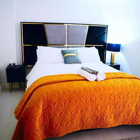 Perfect 1 Bed Apartment Sleeps 5 1 Kingsize Bed 1 Double Sofabed One Single Mattress Free Parking Wifi Good Transport Network Shopping Holiday Makers Families Contractors In North London Enfield Kültér fotó