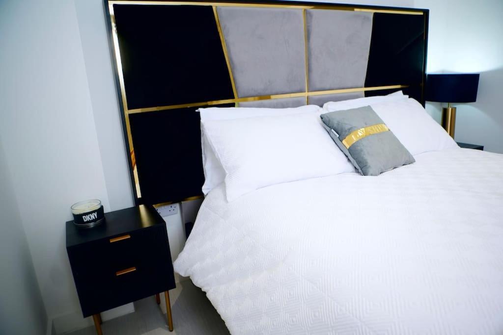 Perfect 1 Bed Apartment Sleeps 5 1 Kingsize Bed 1 Double Sofabed One Single Mattress Free Parking Wifi Good Transport Network Shopping Holiday Makers Families Contractors In North London Enfield Kültér fotó