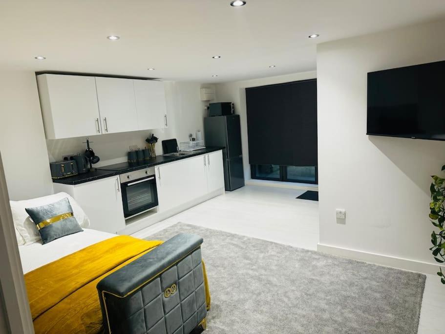 Perfect 1 Bed Apartment Sleeps 5 1 Kingsize Bed 1 Double Sofabed One Single Mattress Free Parking Wifi Good Transport Network Shopping Holiday Makers Families Contractors In North London Enfield Kültér fotó