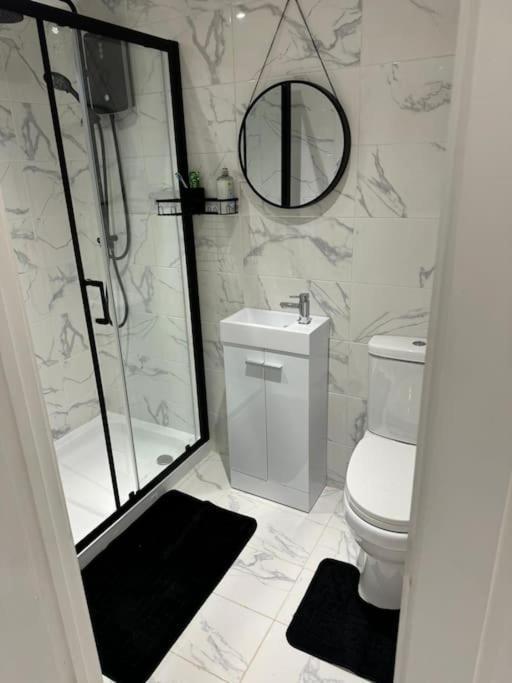 Perfect 1 Bed Apartment Sleeps 5 1 Kingsize Bed 1 Double Sofabed One Single Mattress Free Parking Wifi Good Transport Network Shopping Holiday Makers Families Contractors In North London Enfield Kültér fotó