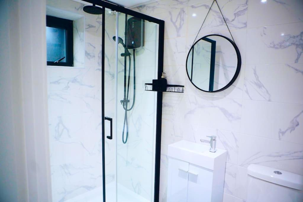 Perfect 1 Bed Apartment Sleeps 5 1 Kingsize Bed 1 Double Sofabed One Single Mattress Free Parking Wifi Good Transport Network Shopping Holiday Makers Families Contractors In North London Enfield Kültér fotó