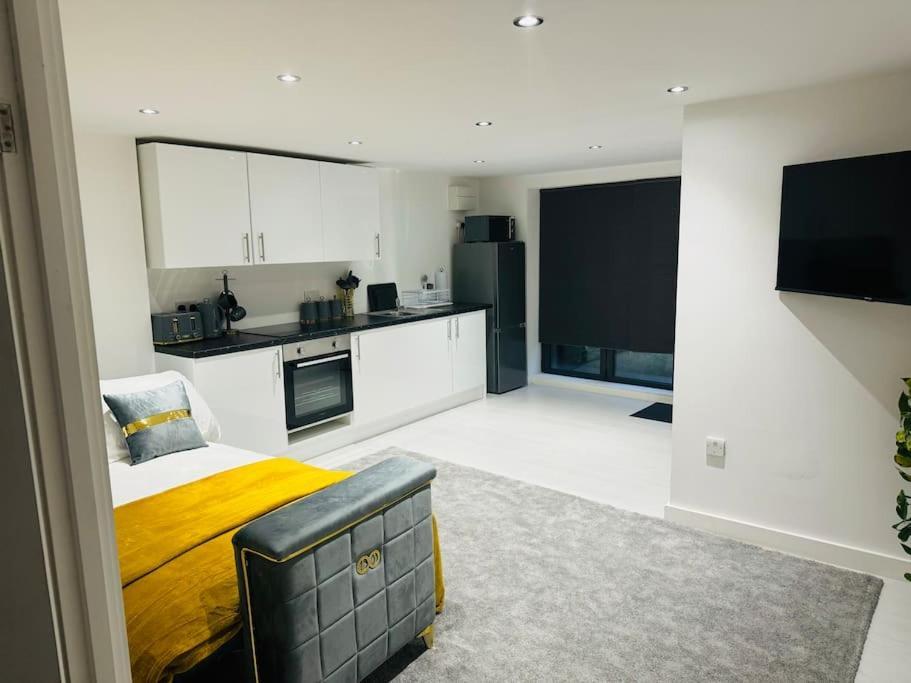 Perfect 1 Bed Apartment Sleeps 5 1 Kingsize Bed 1 Double Sofabed One Single Mattress Free Parking Wifi Good Transport Network Shopping Holiday Makers Families Contractors In North London Enfield Kültér fotó
