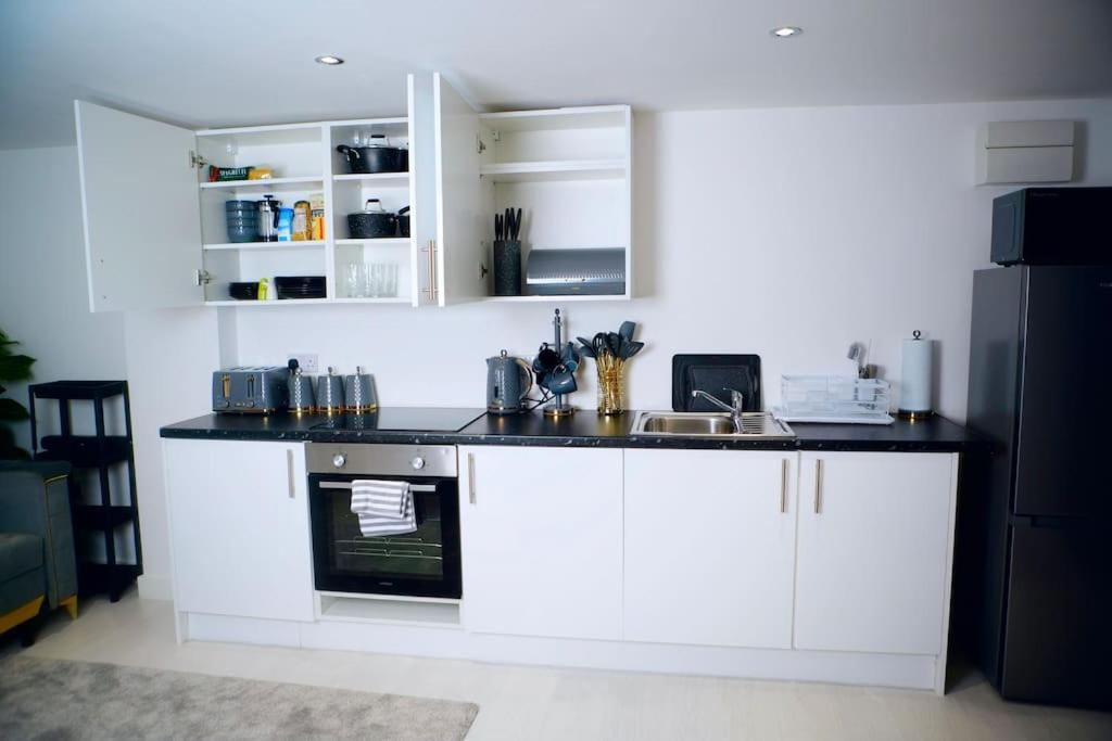Perfect 1 Bed Apartment Sleeps 5 1 Kingsize Bed 1 Double Sofabed One Single Mattress Free Parking Wifi Good Transport Network Shopping Holiday Makers Families Contractors In North London Enfield Kültér fotó