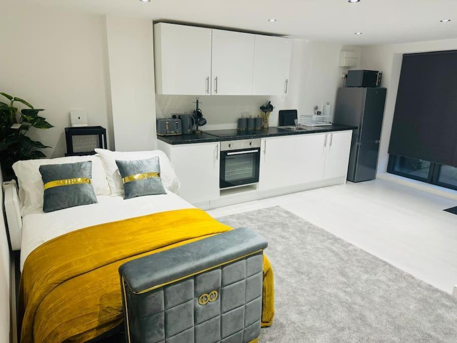 Perfect 1 Bed Apartment Sleeps 5 1 Kingsize Bed 1 Double Sofabed One Single Mattress Free Parking Wifi Good Transport Network Shopping Holiday Makers Families Contractors In North London Enfield Kültér fotó