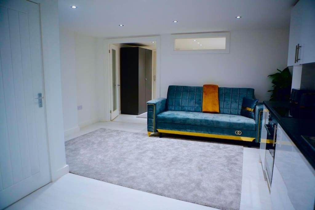 Perfect 1 Bed Apartment Sleeps 5 1 Kingsize Bed 1 Double Sofabed One Single Mattress Free Parking Wifi Good Transport Network Shopping Holiday Makers Families Contractors In North London Enfield Kültér fotó