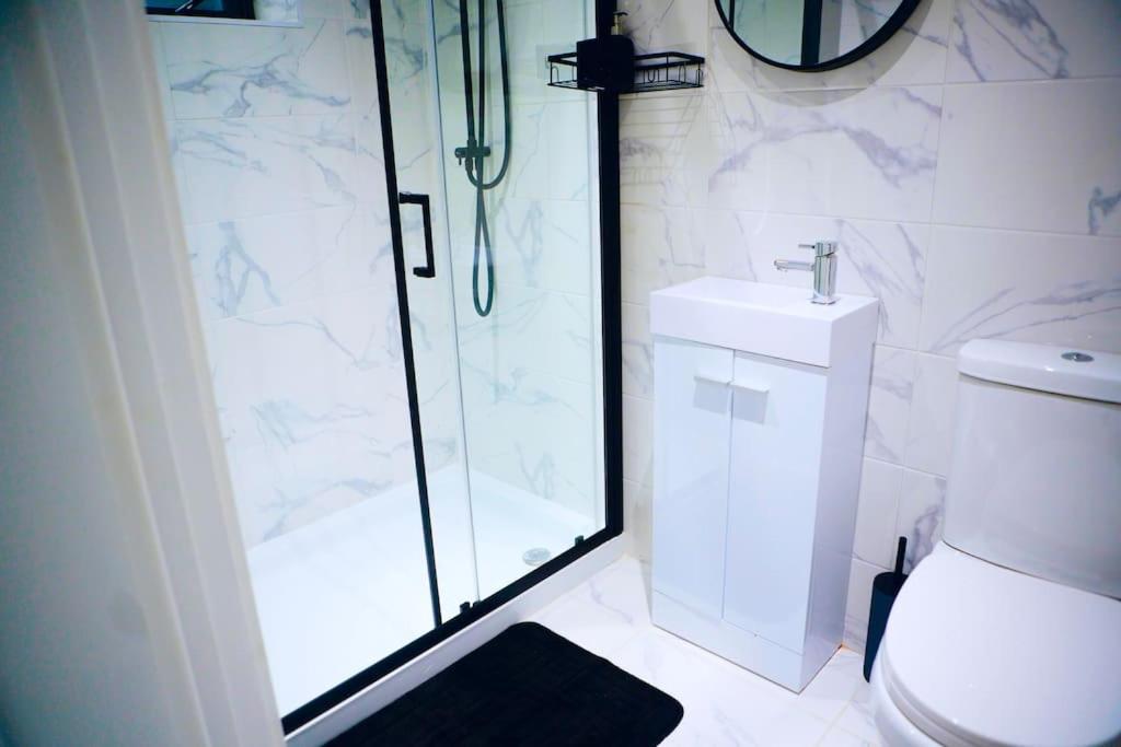 Perfect 1 Bed Apartment Sleeps 5 1 Kingsize Bed 1 Double Sofabed One Single Mattress Free Parking Wifi Good Transport Network Shopping Holiday Makers Families Contractors In North London Enfield Kültér fotó