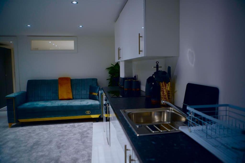 Perfect 1 Bed Apartment Sleeps 5 1 Kingsize Bed 1 Double Sofabed One Single Mattress Free Parking Wifi Good Transport Network Shopping Holiday Makers Families Contractors In North London Enfield Kültér fotó