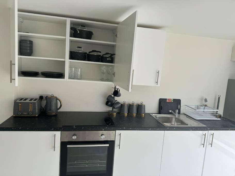 Perfect 1 Bed Apartment Sleeps 5 1 Kingsize Bed 1 Double Sofabed One Single Mattress Free Parking Wifi Good Transport Network Shopping Holiday Makers Families Contractors In North London Enfield Kültér fotó