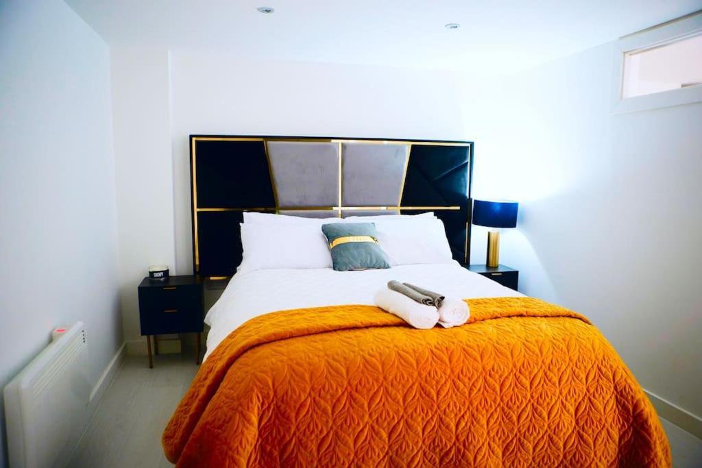Perfect 1 Bed Apartment Sleeps 5 1 Kingsize Bed 1 Double Sofabed One Single Mattress Free Parking Wifi Good Transport Network Shopping Holiday Makers Families Contractors In North London Enfield Kültér fotó