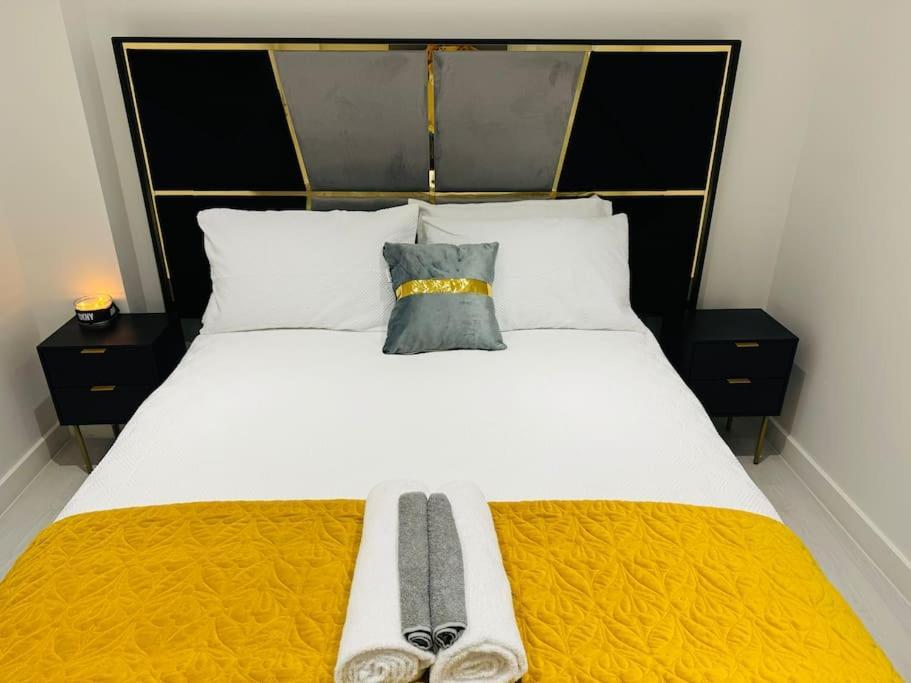 Perfect 1 Bed Apartment Sleeps 5 1 Kingsize Bed 1 Double Sofabed One Single Mattress Free Parking Wifi Good Transport Network Shopping Holiday Makers Families Contractors In North London Enfield Kültér fotó