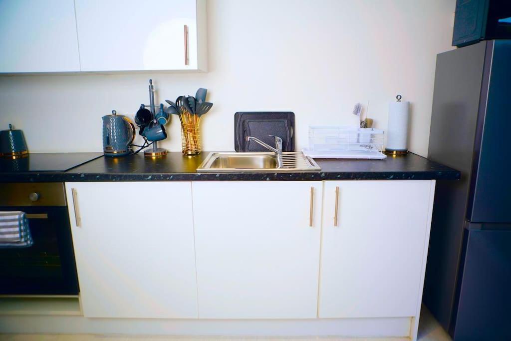 Perfect 1 Bed Apartment Sleeps 5 1 Kingsize Bed 1 Double Sofabed One Single Mattress Free Parking Wifi Good Transport Network Shopping Holiday Makers Families Contractors In North London Enfield Kültér fotó