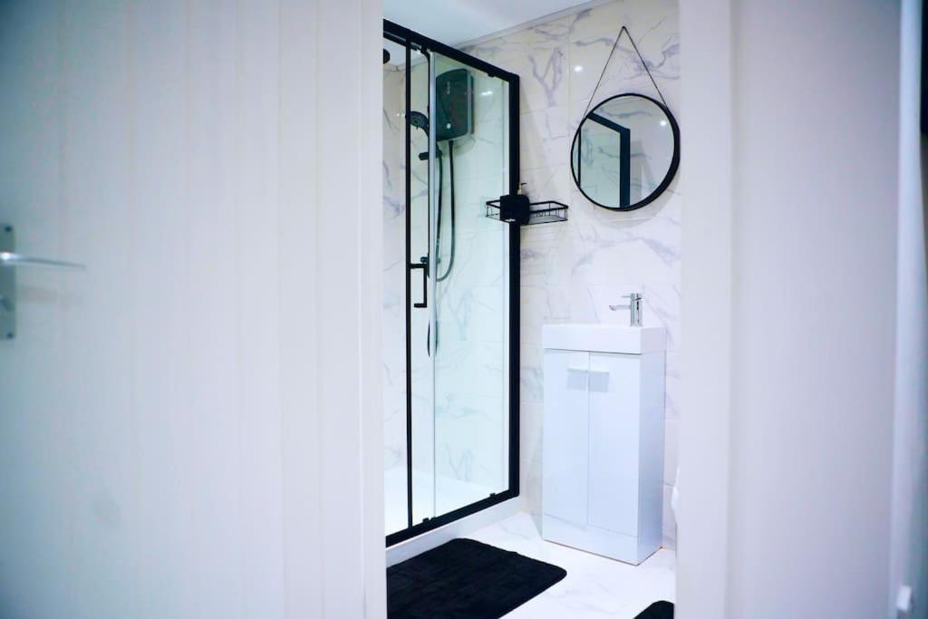 Perfect 1 Bed Apartment Sleeps 5 1 Kingsize Bed 1 Double Sofabed One Single Mattress Free Parking Wifi Good Transport Network Shopping Holiday Makers Families Contractors In North London Enfield Kültér fotó