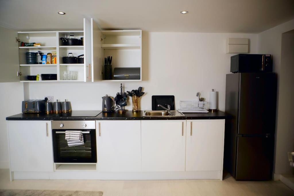 Perfect 1 Bed Apartment Sleeps 5 1 Kingsize Bed 1 Double Sofabed One Single Mattress Free Parking Wifi Good Transport Network Shopping Holiday Makers Families Contractors In North London Enfield Kültér fotó