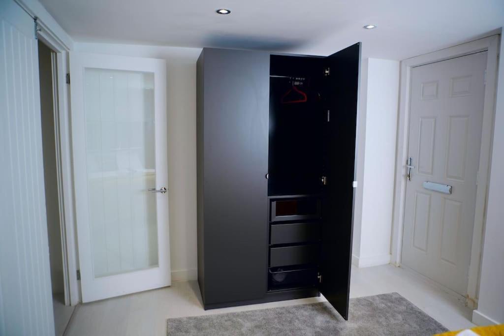 Perfect 1 Bed Apartment Sleeps 5 1 Kingsize Bed 1 Double Sofabed One Single Mattress Free Parking Wifi Good Transport Network Shopping Holiday Makers Families Contractors In North London Enfield Kültér fotó