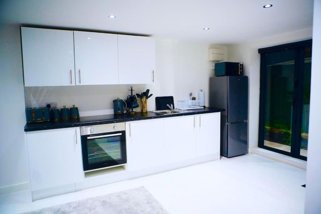 Perfect 1 Bed Apartment Sleeps 5 1 Kingsize Bed 1 Double Sofabed One Single Mattress Free Parking Wifi Good Transport Network Shopping Holiday Makers Families Contractors In North London Enfield Kültér fotó