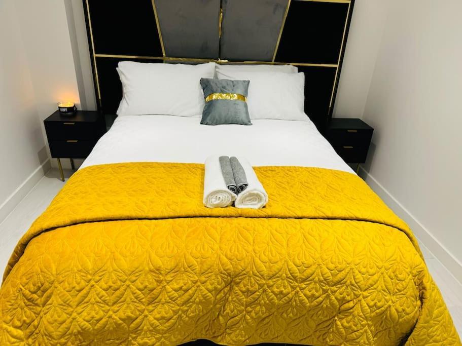 Perfect 1 Bed Apartment Sleeps 5 1 Kingsize Bed 1 Double Sofabed One Single Mattress Free Parking Wifi Good Transport Network Shopping Holiday Makers Families Contractors In North London Enfield Kültér fotó