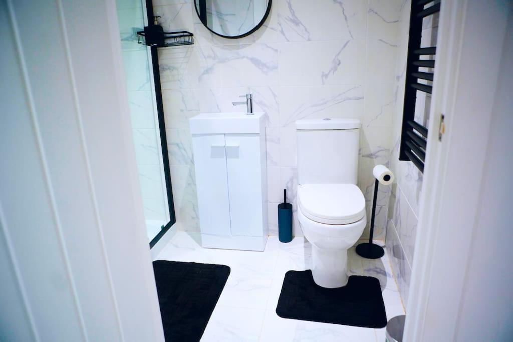 Perfect 1 Bed Apartment Sleeps 5 1 Kingsize Bed 1 Double Sofabed One Single Mattress Free Parking Wifi Good Transport Network Shopping Holiday Makers Families Contractors In North London Enfield Kültér fotó