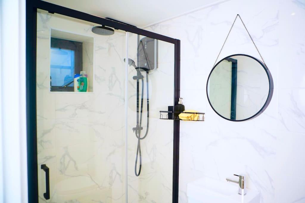 Perfect 1 Bed Apartment Sleeps 5 1 Kingsize Bed 1 Double Sofabed One Single Mattress Free Parking Wifi Good Transport Network Shopping Holiday Makers Families Contractors In North London Enfield Kültér fotó